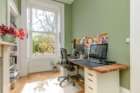 Gillespie Cres. 33