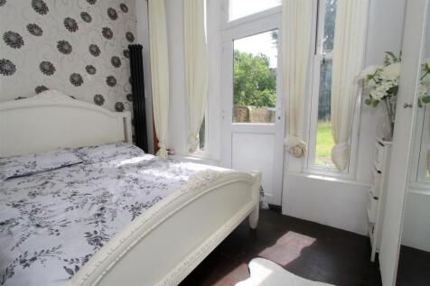 bedroom b.JPG