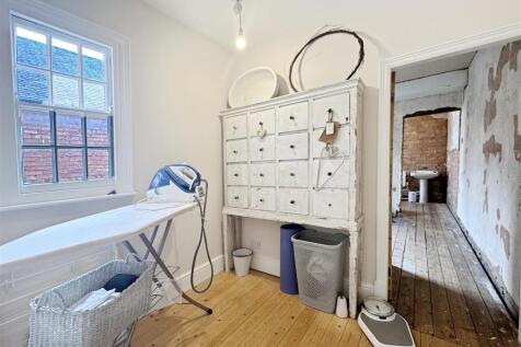 Bedroom / Study Area