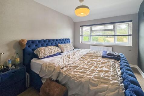 Bedroom 1.jpg
