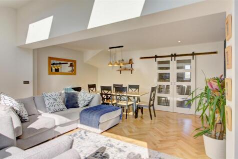 Sitting/dining/family room