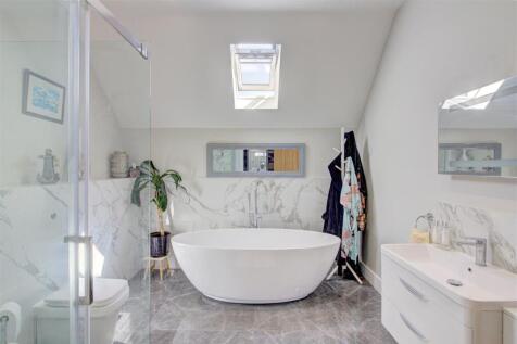 En-suite bath/shower room