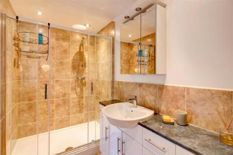 En suite shower