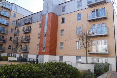 1 bed flat to rent Queen Mary Avenue, London E18