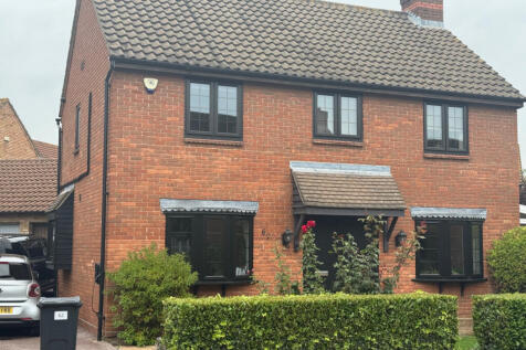 3 bed detached house to rent Peel Place, Clayhall
