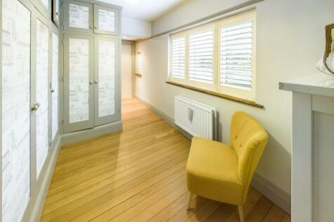 CAM02696G0-PR0396-STILL014.jpg