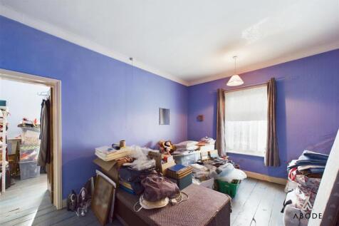 CAM02696G0-PR0512-STILL006.jpg