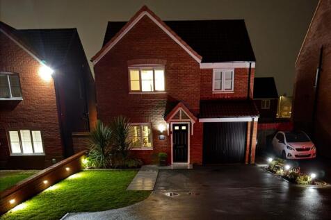 12 Beacon Close front photo.jpg