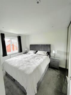10 Main bedroom.jpg