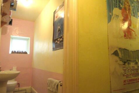 7 Hartshorne Rd Upstairs Toilet.jpg