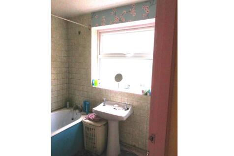 7 Hartshorne Rd Bathroom 1 (adusted).jpg