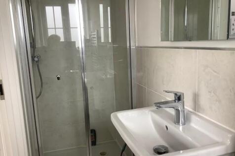 Ensuite 2.jpg