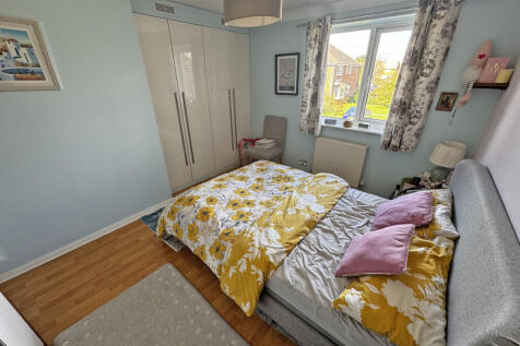 Bedroom 1 (2)