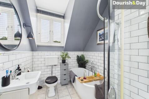 First Floor Family Bathoom