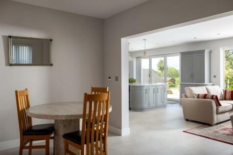 29 - Oakwood House - GL54 4NQ - Web.jpg