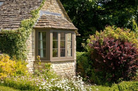 22 - The Old School House - GL54 3NN - Web.jpg