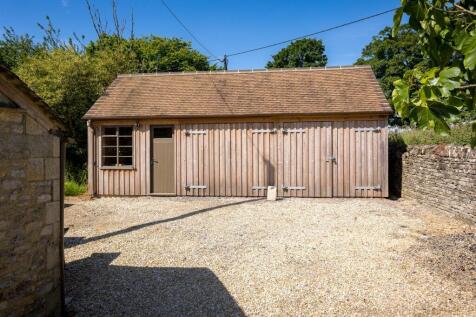 9 - The Old School House - GL54 3NN - Web.jpg