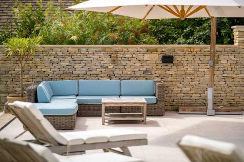 20 - Overbutterrow House - GL5 5BP - Web.jpg
