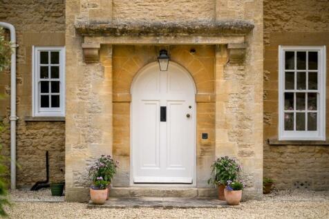 8 - Overbutterrow House - GL5 5BP - Web.jpg