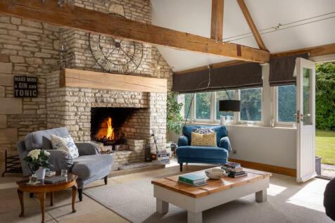 37 - Long Barn - GL54 3QY - Web.jpg