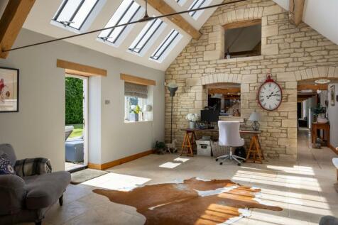 30 - Long Barn - GL54 3QY - Web.jpg