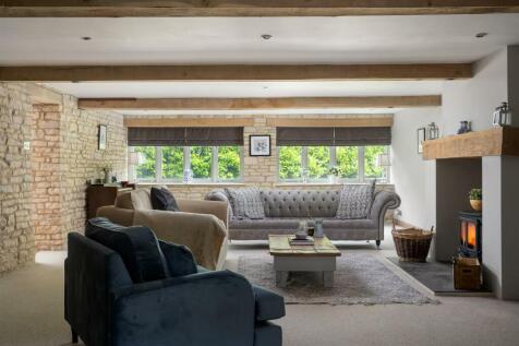 28 - Long Barn - GL54 3QY - Web.jpg