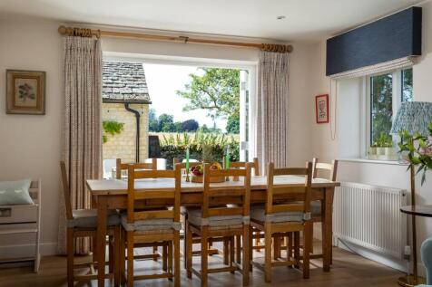 27 - 3 Manor Farm Cottages - GL7 7AL - Web.jpg