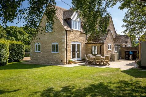 48 - 3 Manor Farm Cottages - GL7 7AL - Web.jpg