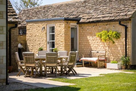35 - 3 Manor Farm Cottages - GL7 7AL - Web.jpg