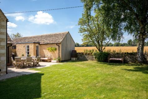 37 - 3 Manor Farm Cottages - GL7 7AL - Web.jpg