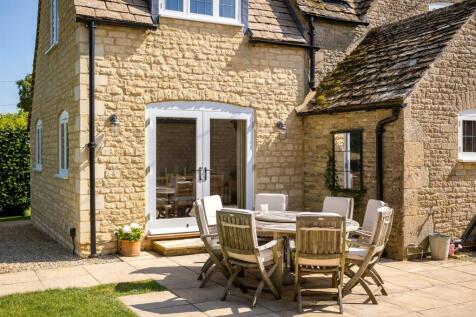 49 - 3 Manor Farm Cottages - GL7 7AL - Web.jpg