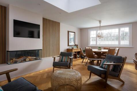 17 - Tynings House - GL51 4XF - Web.jpg