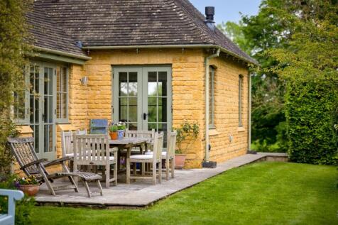 34 - The Home Farmhouse - GL7 7DU - Web.jpg