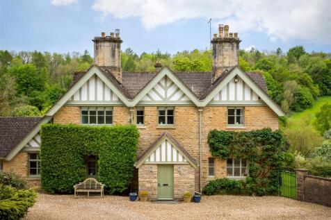 13 - The Home Farmhouse - GL7 7DU - Web.jpg