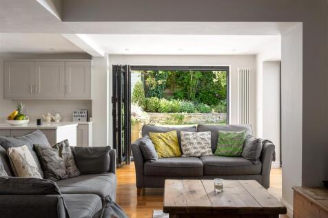 26 - Hilary Cottage - GL7 4HT - Web.jpg