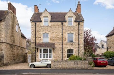 5 - 4 Victoria Road - GL7 1EN - Web.jpg