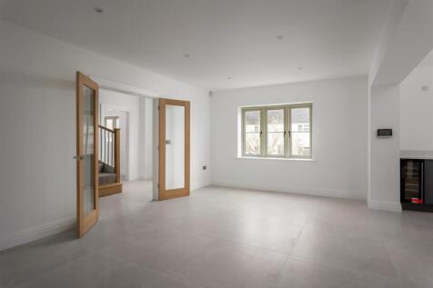 27 - Baddeley House - GL54 4NE - Web.jpg