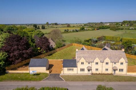 72 - Chaddesworth House - GL54 4NE - Web.jpg