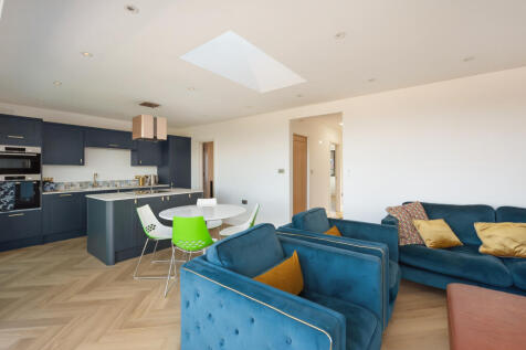 Living Room/Dining Area