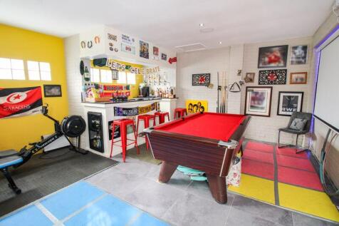 Double Garage / Garden Room