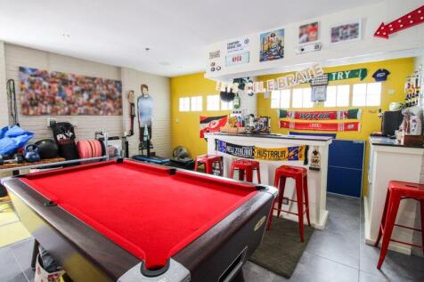 Double Garage / Garden Room