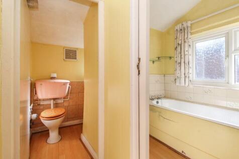 Family Bathroom/Toilet