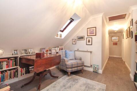 Entrance Hall/Study Area