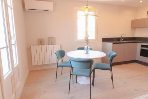 10.Dining table