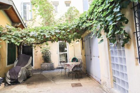 18.Communal patio