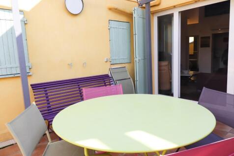22.Dining on terrace