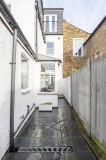 Lytton Road, E11