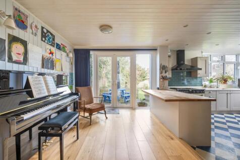 Elmcroft Close E11