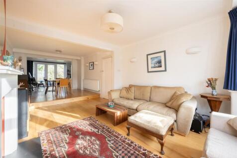Elmcroft Close E11