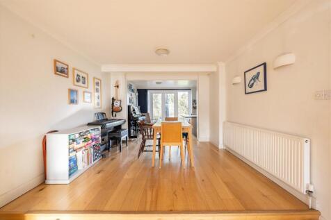 Elmcroft Close E11